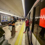 Varios personas salen de un vagón de un tren del Metro de Madrid