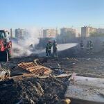 Arde una docena de chabolas en un incendio en una parcela de la colonia Marconi en Villaverde