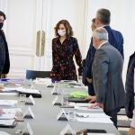 La presidenta de la Comunidad, Isabel Díaz Ayuso, junto al consejero de Transportes, David Pérez, se reúne con las asociaciones del sector del taxi en la Real Casa de Correos