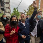 La candidata de Vox a la Presidencia de la Comunidad de Madrid, Rocío Monasterio, y el presidente de la formación, Santiago Abascal, durante un mitin en Leganés