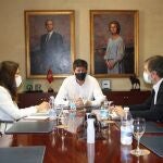 Juan Marín, en el centro, subraya "la trascendencia" de la próxima edición de Fitur "ante el inicio de un nuevo ciclo turístico"