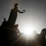 El sol se oculta bajo el Arco de la Victoria en Madrid