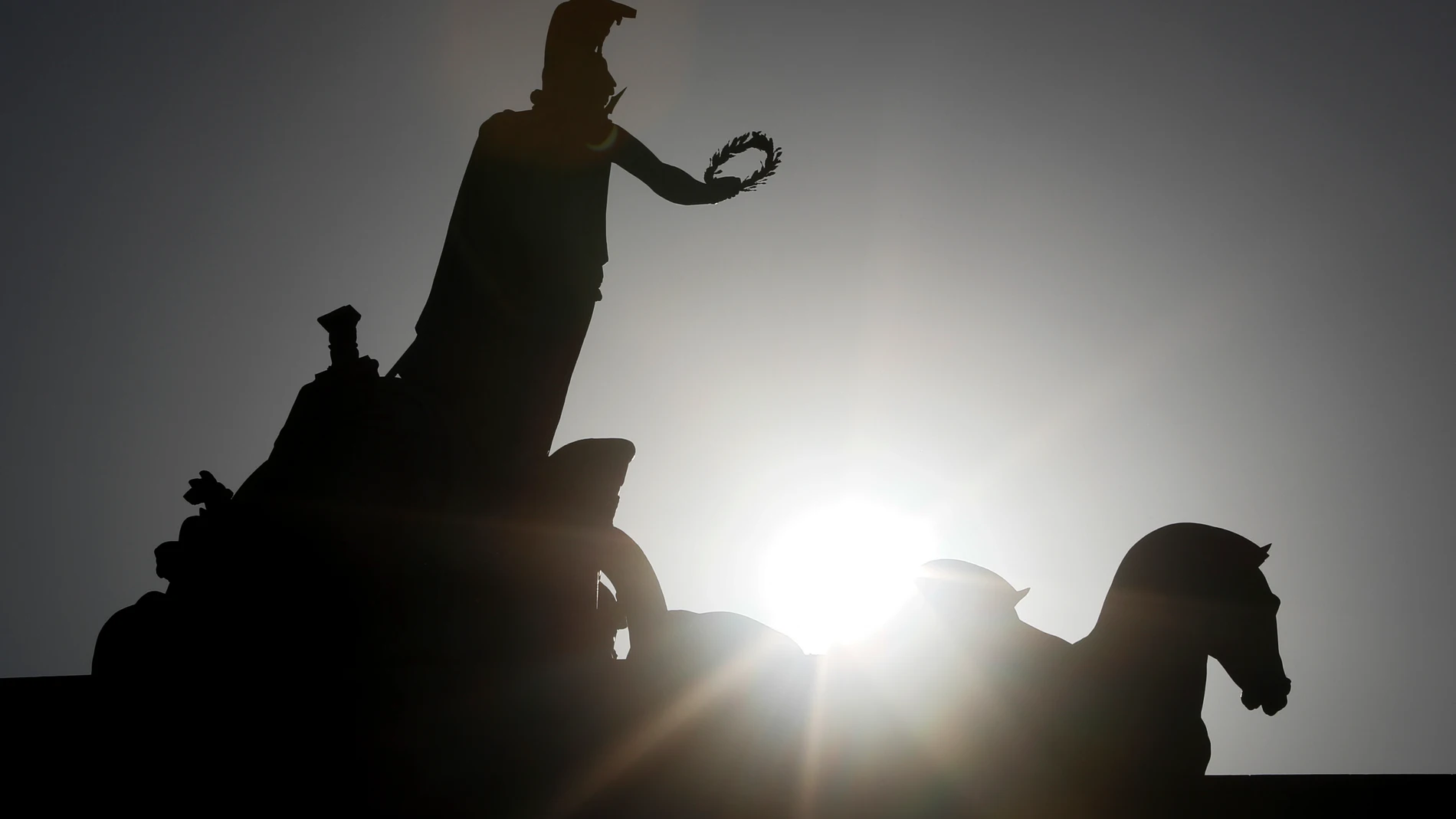 El sol se oculta bajo el Arco de la Victoria en Madrid