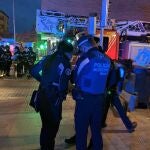 Los vecinos de diez pisos de un edificio que ha sufrido a última hora de esta tarde un incendio en el distrito madrileño de Puente de Vallecas han tenido que ser realojados en otro inmueble tras haber quedado sus viviendas afectadas
