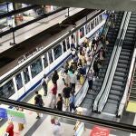 Afluencia de público en el metro de Madrid en plena hora punta