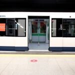 Vagón de uno de los metros de la capital con las puertas abiertas en un andén