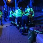 Agentes de Samur Protección Civil atienden al hombre de 43 años herido