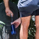 Una persona rellena una botella de agua en una fuente en Madrid