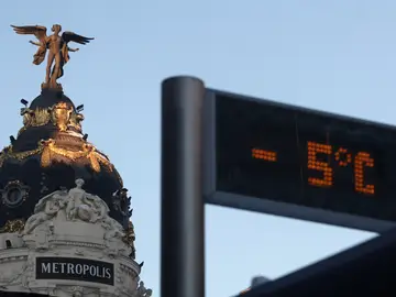 Un termómetro situado en una parada de autobús cercana al edificio de Metrópolis marca -5 grados centígrados (ºC), en Madrid Un termómetro situado en una parada de autobús cercana al edificio de Metrópolis marca -5 grados centígrados (ºC), en Madrid