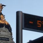 Un termómetro situado en una parada de autobús cercana al edificio de Metrópolis marca -5 grados centígrados (ºC), en Madrid
