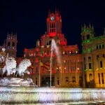 La fuente de Cibeles iluminada con los colores de la bandera de Afganistán