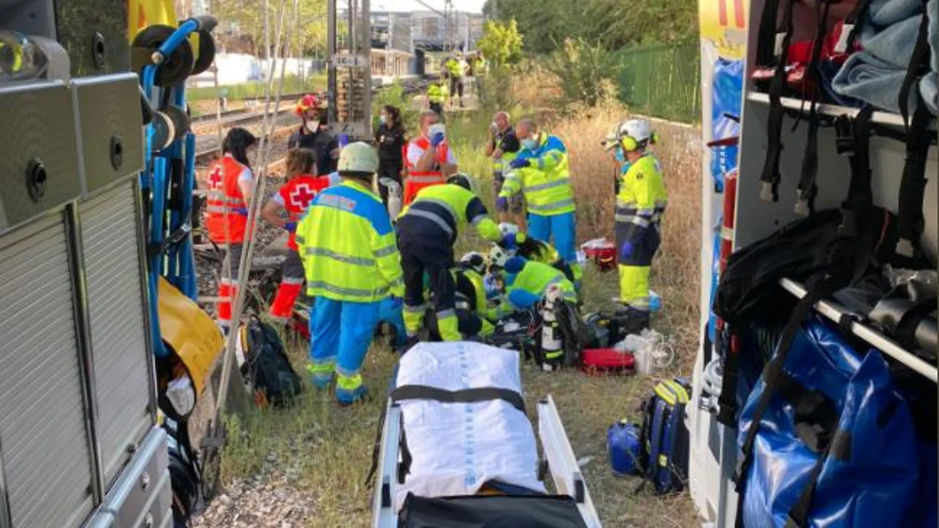 Imagen de Emergencias 112 en el momento de auxiliar a la herida