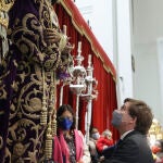 El alcalde de Madrid, José Luis Martínez-Almeida, ante la imagen del Cristo de Medinaceli