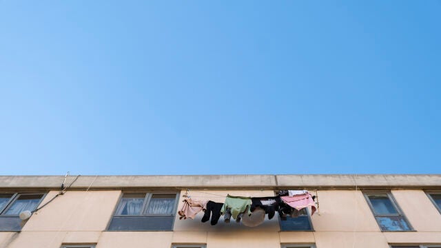 Reportaje de viviendas de protección oficial en Parla, en el que abundan los tendederos de alas para el interior de la casa colgados de las ventanas y usados como tendederos de cuerdas