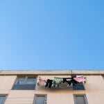 Reportaje de viviendas de protección oficial en Parla, en el que abundan los tendederos de alas para el interior de la casa colgados de las ventanas y usados como tendederos de cuerdas