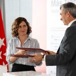 La presidenta de la Comunidad de Madrid, Isabel Díaz Ayuso firma con el presidente de DCN (Distrito Castellana Norte), Álvaro Aresti, un convenio de colaboración para llevar a cabo las actuaciones iniciales de la ampliación del transporte público hacia el nuevo desarrollo