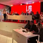 La socialista gaditana Irene García, al fondo de pie