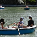 Gran afluencia de personas y turistas en El Retiro de Madrid