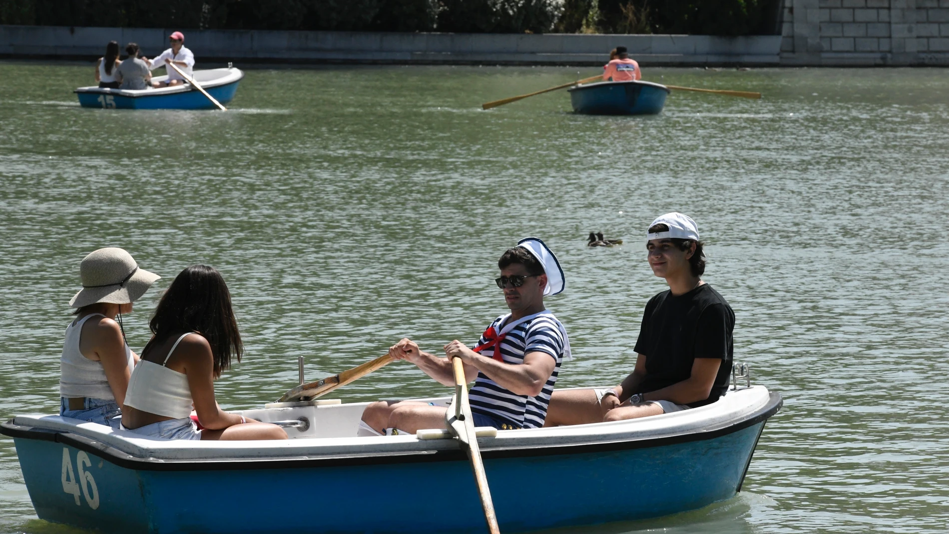 Gran afluencia de personas y turistas en El Retiro de Madrid