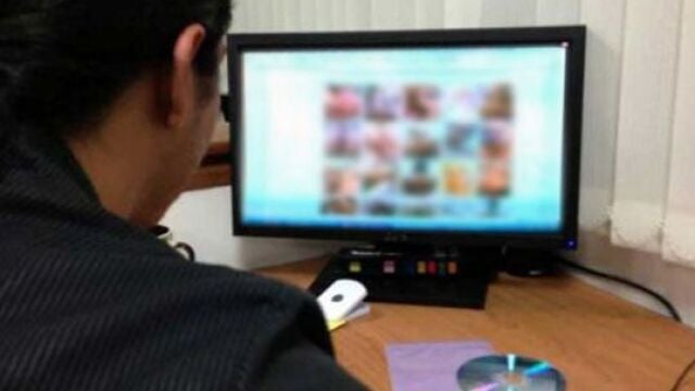 Un agente de policía inspecciona material distribuido en un foro de pedofilia