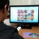 Un agente de policía inspecciona material distribuido en un foro de pedofilia