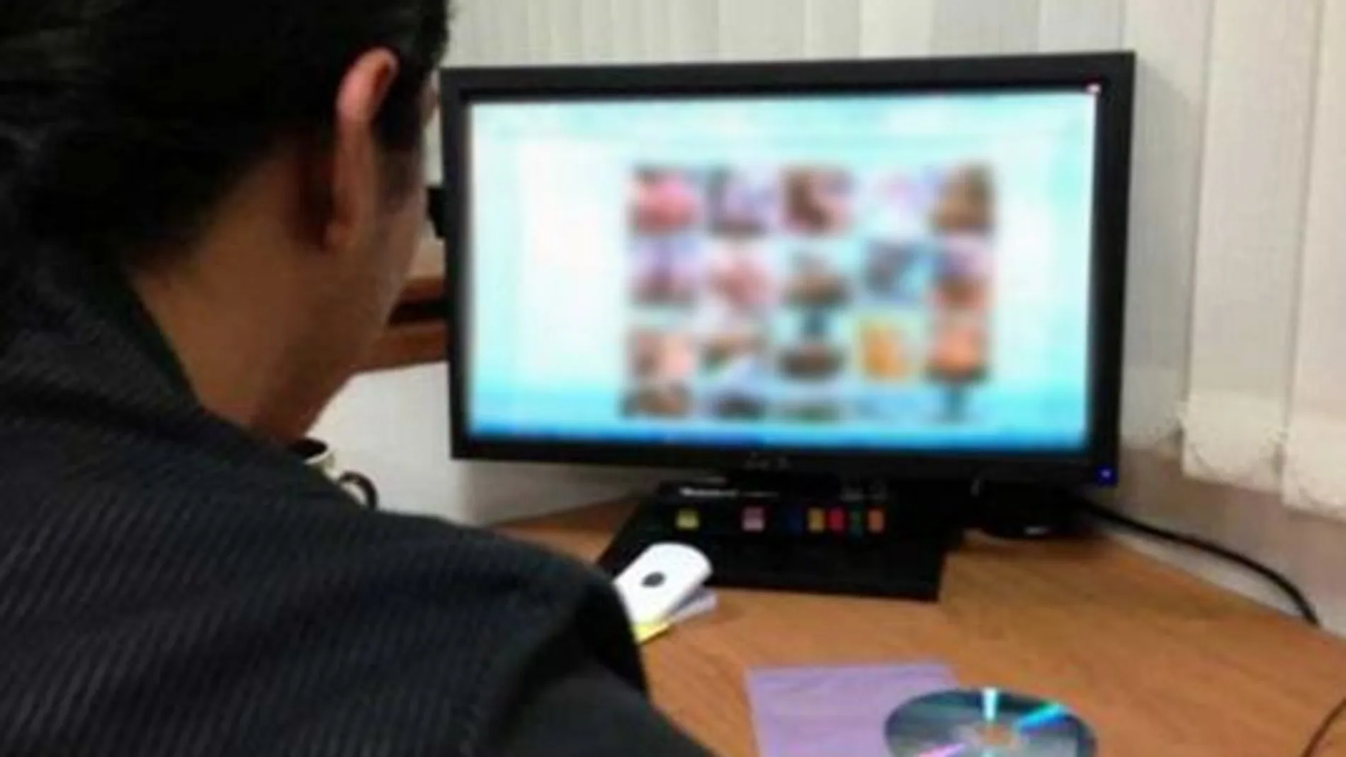 Un agente de policía inspecciona material distribuido en un foro de pedofilia