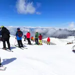 Varios esquiadores en Valdesquí