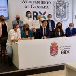 Francisco Cuenca, rodeado de los ediles socialistas, ha avanzado hoy que a partir del viernes iniciarán contactos para armar una moción de censura