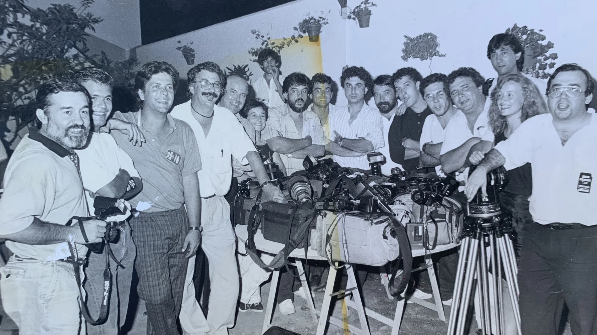 Grupo de periodistas que plantó al cantante Julio Iglesias