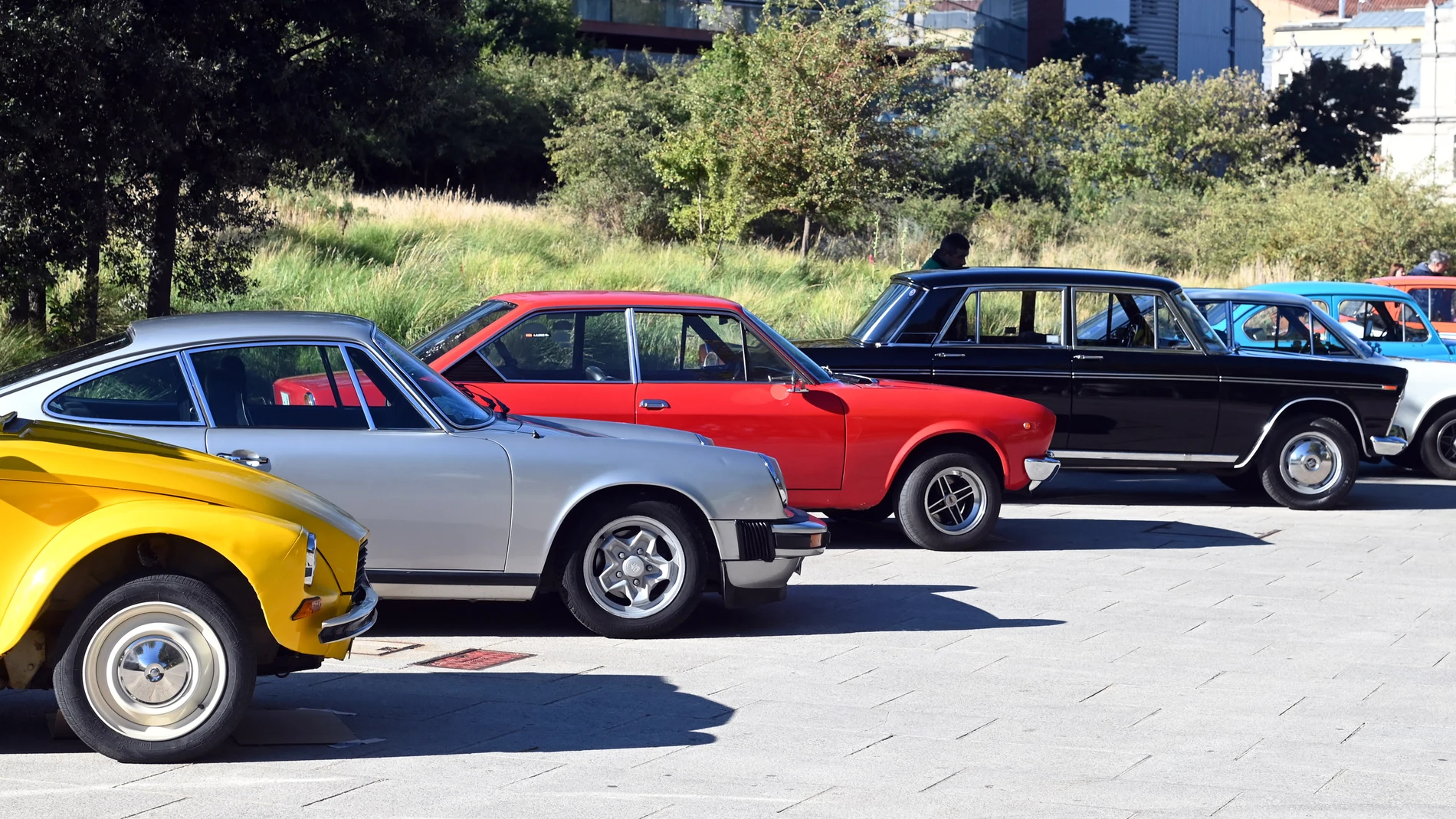 II Salida de coches antiguos y clásicos a favor de AECC Burgos