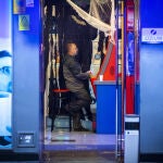 Un hombre juega en una casa de apuestas de la Comunidad