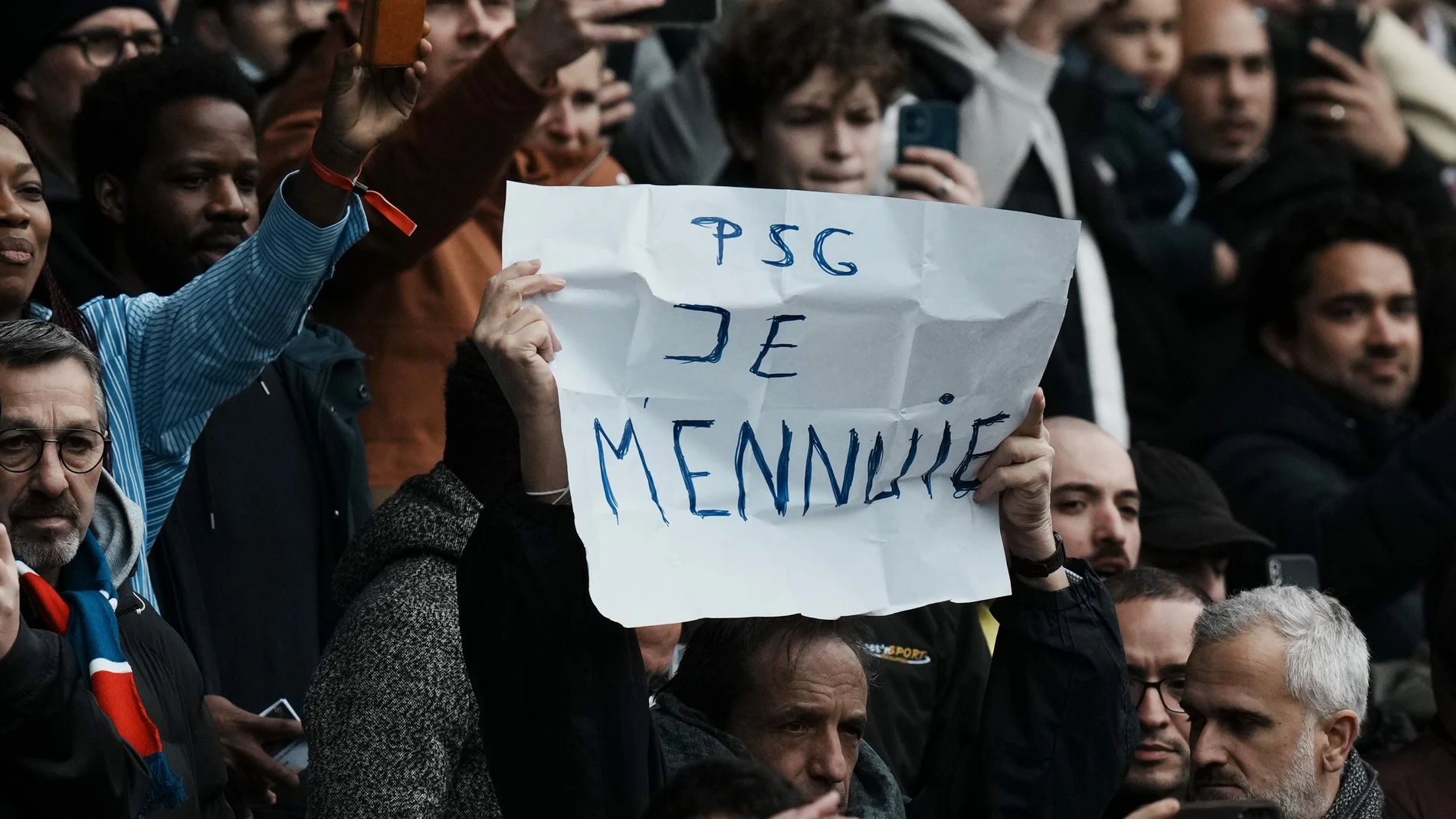 Los hinchas del PSG discrepan de la dirección del club