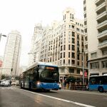 Un autobús de la EMT a su paso por la Gran Vía