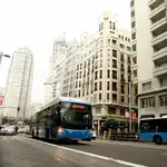 Un autobús de la EMT a su paso por la Gran Vía
