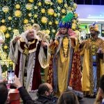 Kiko Rivera, a la izquierda, junto a Omar Montes y Luis Rollán, vestidos de Reyes Magos en el centro comercial La Cañada de Marbella