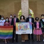 En el centro, la consejera Rocío Ruiz sostiene el cupón de la ONCE especial con motivo del Día del Orgullo