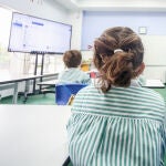 Niños miran a una pantalla en una clase en Madrid