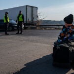 Refugiados ucranianos cerca de la frontera entre Ucrania y Polonia