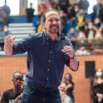 El candidato de Unidas Podemos a la Presidencia de la Comunidad, Pablo Iglesias interviene durante un acto del partido en el Polideportivo municipal Cerro Buenavista de Getafe