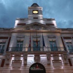 Fachada de la Real Casa de Correos encendida, a 2 de agosto de 2022, en Madrid