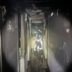 Bomberos de la Comunidad de Madrid controlan un incendio en la calle Ecuador número 5 de la localidad madrileña de Coslada