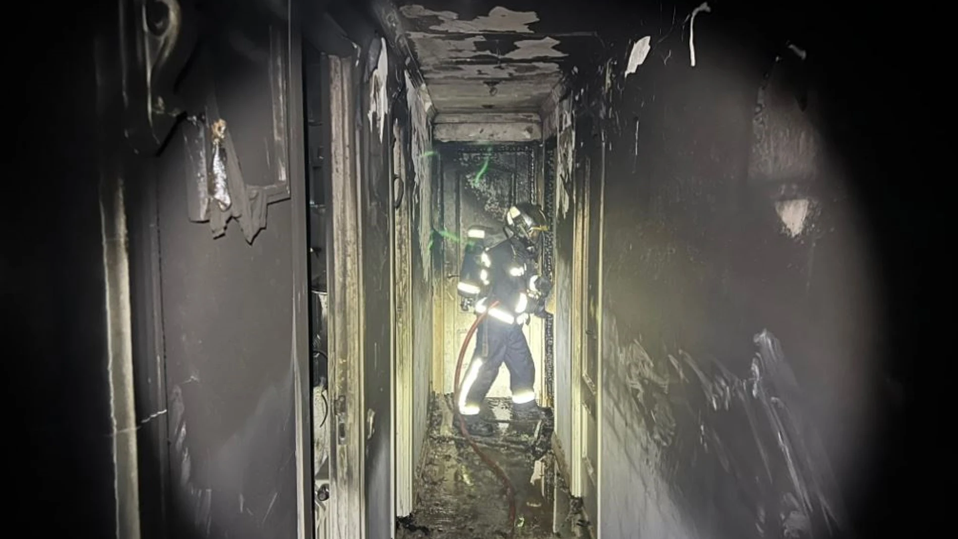 Bomberos de la Comunidad de Madrid controlan un incendio en la calle Ecuador número 5 de la localidad madrileña de Coslada