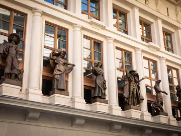 Esculturas Rehabilitadas en la fachada del Teatro Albéniz de Madrid. Esculturas Rehabilitadas en la fachada del Teatro Albéniz de Madrid.