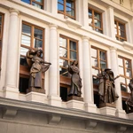 Esculturas Rehabilitadas en la fachada del Teatro Albéniz de Madrid.