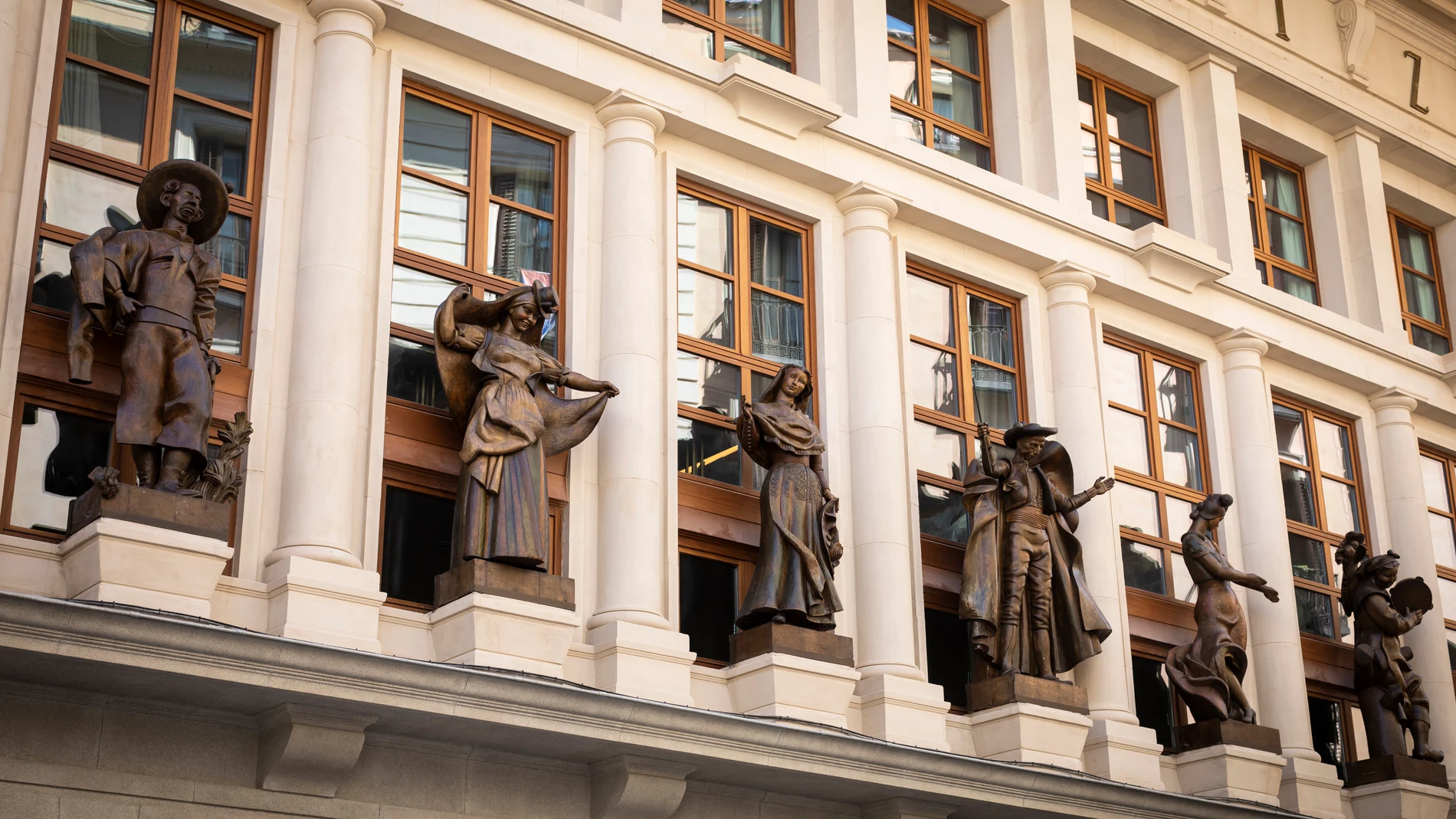 Esculturas Rehabilitadas en la fachada del Teatro Albéniz de Madrid.
