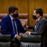 El presidente de la Junta, Juanma Moreno, a la derecha, junto al vicepresidente, Juan Marín, en el Parlamento andaluz
