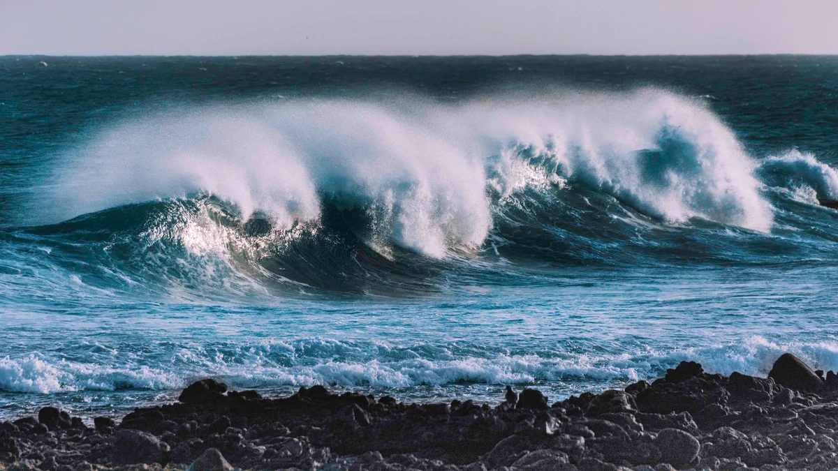Nivel naranja en las costas de Galicia y el Cantábrico con grandes olas