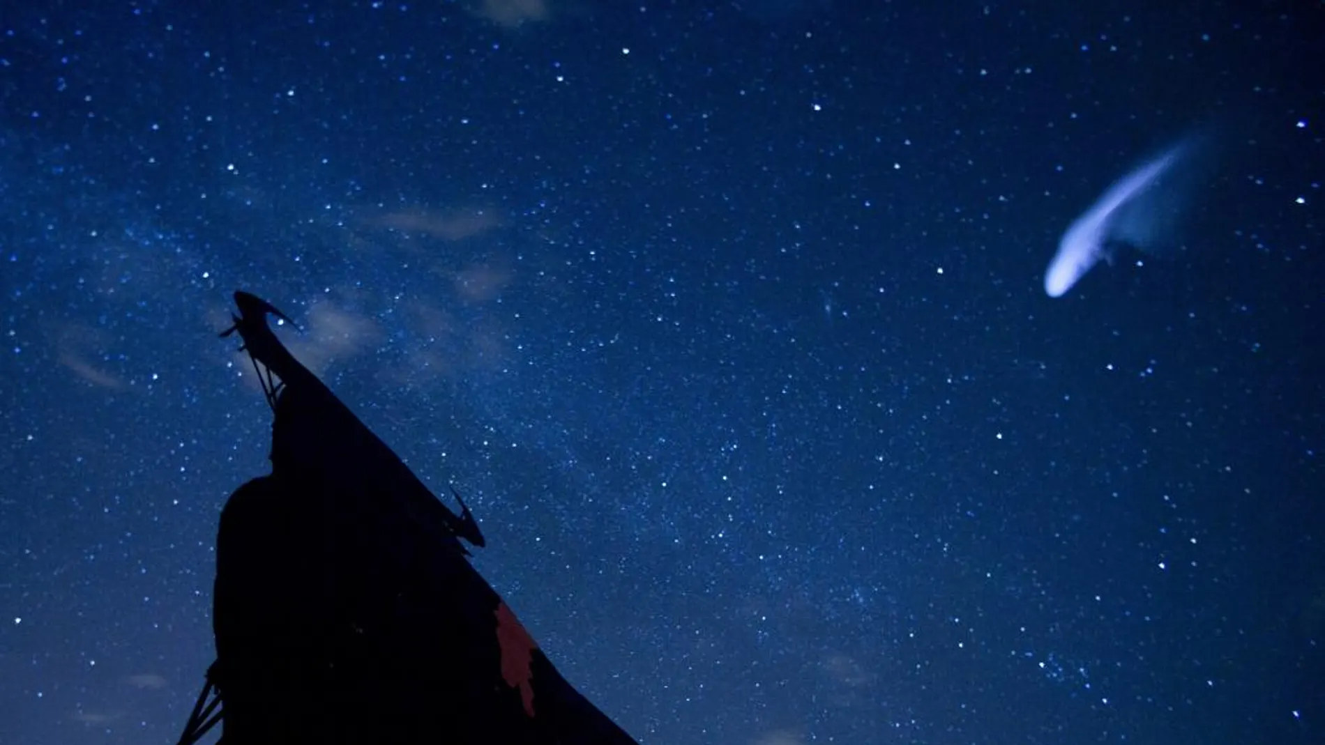 Un cometa sobre el cielo de las inmediaciones de Madrid, captado en la lluvia de perseidas
