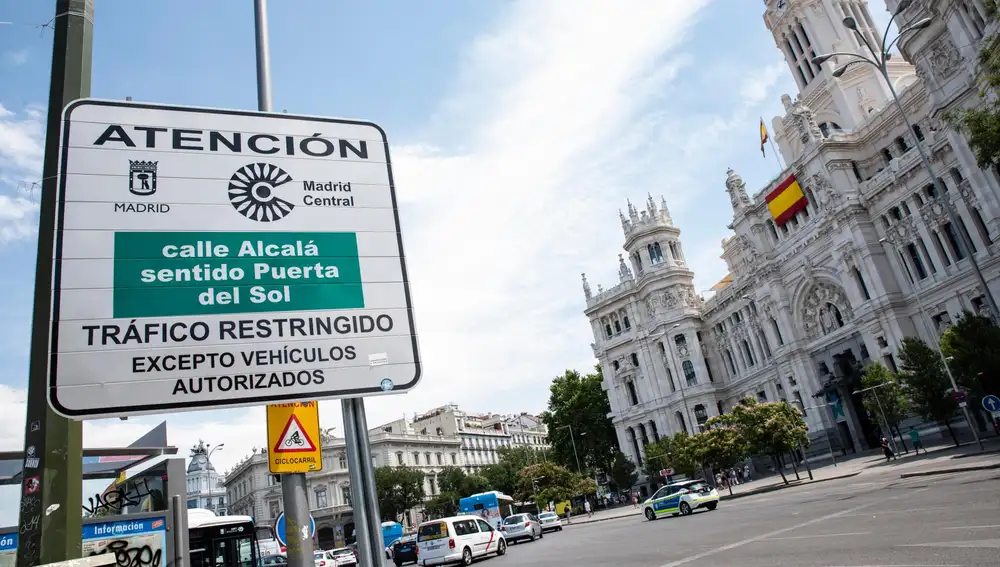 Imagen de un cartel de Madrid Central junto al Palacio de Cibeles