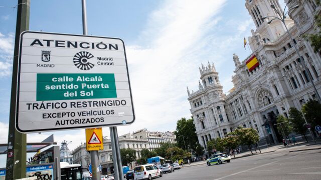 Imagen de un cartel de Madrid Central junto al Palacio de Cibeles